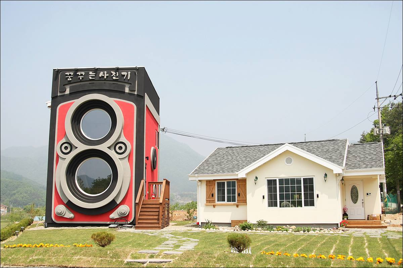 Illustration for article titled This crazy giant camera is not a fake but an awesome two-story café
